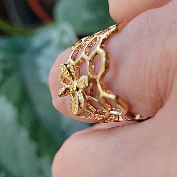 🔥LAST ONE🔥 Honeycomb Bee Charm Cuff Fashion Ring - Picture 6 of 8